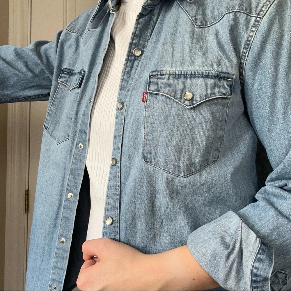 Levi’s Iconic Western Denim Shirt - Picture 2 of 10